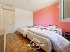 Single-storey property in the countryside with panoramic views, built in 1980, 177m2 house with 3/4 bedrooms on a 2280m2 plot 