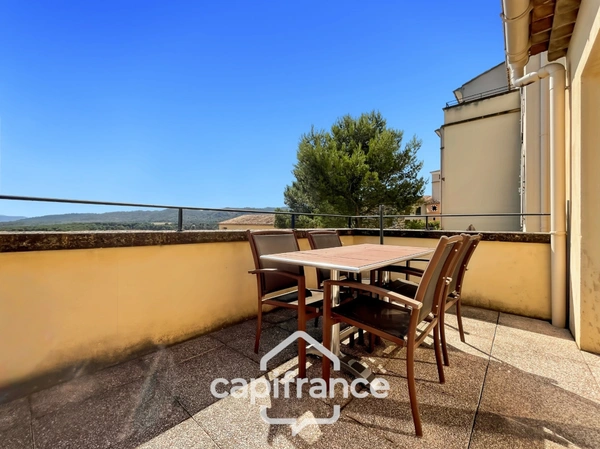 Domaine de Pont ROYAL entre CIEL & LUBERON  appartement soigné de 40 m2 dernier étage vue panoramique avec terrasse secteur et piscine résidentielle