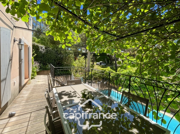 DOMAINE ET GOLF DE PONT ROYAL : villa de charme élevée d'un étage, établie sur un terrain de 524 m2, 3 chambres,  piscine , un garage+ place de stationnement 