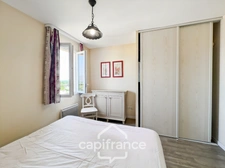 DOMAINE DE PONT ROYAL, maison  de 45 m2 avec vue, élevée d'un étage,  2 vraies chambres, mitoyenne d'un seul côté, piscine privative, emplacement pour véhicule 