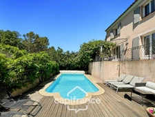 DOMAINE ET GOLF DE PONT ROYAL : villa de charme élevée d'un étage, établie sur un terrain de 524 m2, 3 chambres,  piscine , un garage+ place de stationnement 