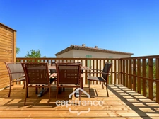 DOMAINE DE PONT ROYAL, maison  de 45 m2 avec vue, élevée d'un étage,  2 vraies chambres, mitoyenne d'un seul côté, piscine privative, emplacement pour véhicule 