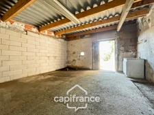 Alleins, maison de plain pied de   83m2 environ établie en zone agricole sur une parcelle de 3 400m2 m2 avec garage attenant 