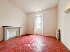 Investissement sur Charleval maison en plein coeur du village R+1avec terrasse tropézienne, garage, plusieurs entrées indépendantes, étage à finir