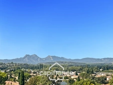 ne demeure de caractère au cœur de la Provence: 242 m2 de superficie habitable , une TERRASSE PANORAMIQUE. Distribution sur 3 niveaux :charme, authenticité, confort et bien être  sont les maitres mots