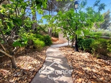  Light, calm, authenticity... A Pont Royal lifestyle. 50m² apartment with hill views, large terrace, 2 real bedrooms, swimming pool, parking space, bicycle garage.
