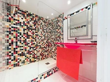VILLA  AU COEUR DU DOMAINE de PONT ROYAL de 141 m2 avec dépendance, un espace extérieur de 664 m2,piscine, jardin paysager et  naturel, pièce supplémentaire de 24 m2 , places de stationnement , 