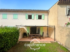 DOMAINE DE PONT ROYAL – Bastidon climatisé de 44 m², ravalé et parfaitement entretenu, avec jardin, 2 chambres et place de parking, au cœur de la nature