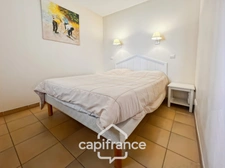 Appartement de 42M2 situé au premier étage d'une résidence de 2 étages au domaine de PONT ROYAL, 1 chambre et chambre cabine,  vue dégagéee, Terrasse  LOGGIA, Emplacement Idéal, place de parking