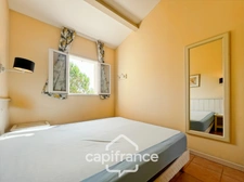 DOMAINE DE PONT ROYAL – Bastidon climatisé de 44 m², ravalé et parfaitement entretenu, avec jardin, 2 chambres et place de parking, au cœur de la nature