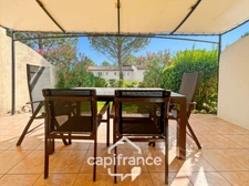 DOMAINE DE PONT ROYAL – Bastidon climatisé de 44 m², ravalé et parfaitement entretenu, avec jardin, 2 chambres et place de parking, au cœur de la nature