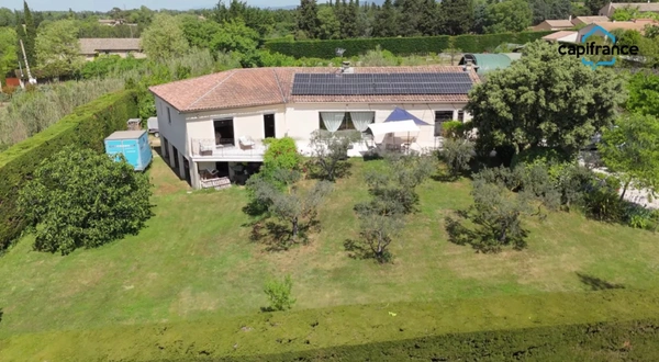 LES TAILLADES, maison individuelle de plain pied  de 210 m2, en campagne,  4 chambres, sur un terrain de 2900 m2 environ, piscinene