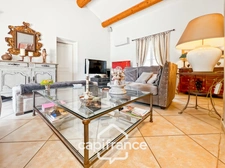 Prestigious property on the Pont Royal golf course, elevated on one level with a total surface area of 190 m2 with unobstructed views, set on 1700 m2 of land, its secure swimming pool, outbuildings