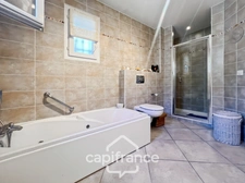Prestigious property on the Pont Royal golf course, elevated on one level with a total surface area of 190 m2 with unobstructed views, set on 1700 m2 of land, its secure swimming pool, outbuildings