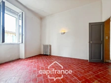 Investissement sur Charleval :  HAUT DE MAISON  : de 60 m2 + terrasse de 24 m2 + garage 21 m2 en plein coeur du village , travaux de finitions à prévoir 