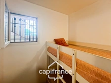 Appartement de 42 m2 rénové, avec jardin, climatisé, une chambre, une chambre cabine, une buanderie, un salle d'eau, loggia terrasse, place de parking   