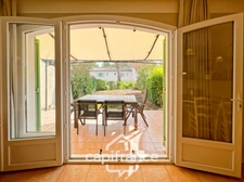 DOMAINE DE PONT ROYAL – Bastidon climatisé de 44 m², ravalé et parfaitement entretenu, avec jardin, 2 chambres et place de parking, au cœur de la nature