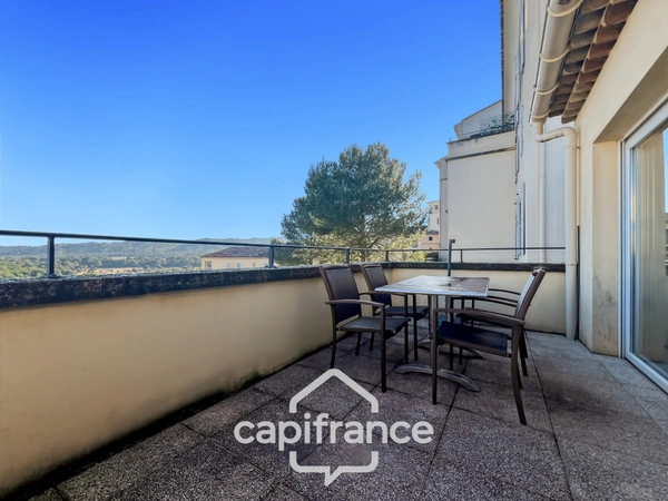 Domaine de Pont ROYAL entre CIEL & LUBERON  appartement soigné de 40 m2 dernier étage vue panoramique avec terrasse secteur et piscine résidentielle