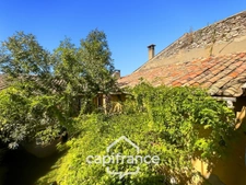 ne demeure de caractère au cœur de la Provence: 242 m2 de superficie habitable , une TERRASSE PANORAMIQUE. Distribution sur 3 niveaux :charme, authenticité, confort et bien être  sont les maitres mots