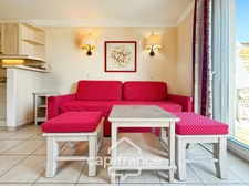 DOMAINE DE PONT ROYAL, maison  de 45 m2 avec vue, élevée d'un étage,  2 vraies chambres, mitoyenne d'un seul côté, piscine privative, emplacement pour véhicule 