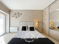 Great opportunity in Alleins: fully renovated and air-conditioned village house of 102 m2, 2 levels with 2 large bedrooms, rooftop terrace, garage