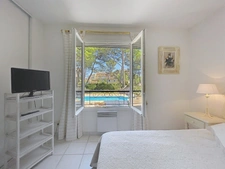 VILLA  AU COEUR DU DOMAINE de PONT ROYAL de 141 m2 avec dépendance, un espace extérieur de 664 m2,piscine, jardin paysager et  naturel, pièce supplémentaire de 24 m2 , places de stationnement , 