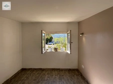 Alleins, maison de plain pied de  83m2 environ établie en zone agricole sur une parcelle de 3033 m2 avec garage attenant 