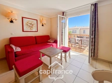 DOMAINE DE PONT ROYAL, maison  de 45 m2, élevée d'un étage,  2 vraies chambres, mitoyenne d'un seul côté, piscine privative, emplacement pour véhicule 