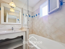 DOMAINE DE PONT ROYAL – Bastidon climatisé de 44 m², ravalé et parfaitement entretenu, avec jardin, 2 chambres et place de parking, au cœur de la nature