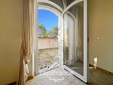 Villa de plain pied de 150 m² avec vue sur le trou numéro 10 , au Domaine et Golf de Pont Royal, terrain 628 m² ,  4 chambres, piscine, garage 