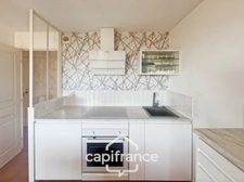 RARE FIND IN THE PONT ROYAL ESTATE, TOP FLOOR APARTMENT OF 63 m2 WITH PANORAMIC VIEWS, 3 BEDROOMS, CORNER TERRACE, AND PARKING SPACE 