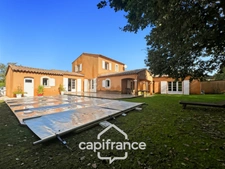 Maison individuelle et familiale de 165 m2, 7 pièces, située à  ALLEINS proche Salon de Provence établie sur un terrain de 945m² avec  piscine et dépendances