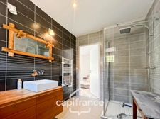 Prestigious property on the Pont Royal golf course, elevated on one level with a total surface area of 190 m2 with unobstructed views, set on 1700 m2 of land, its secure swimming pool, outbuildings