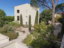 Domaine de Pont royal, spacieux et lumineux appartement de 40 m2,belle vue, localisé en angle, une chambre,  grande loggia terrasse, place de parking  sous la résidence 