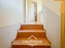 DOMAINE de PONT ROYAL,dans la nature, bastidon de 45 m2 ravalé et entretenu élevé d'un étage avec un jardin  2 chambres, place de parking