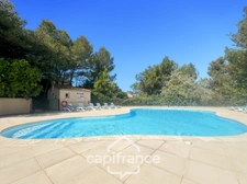 Appartement 40m2 rénové et climatisé, en rez de jardin, une chambre et sa salle de douche, sa terrasse couverte , piscine résidentielle intimiste