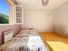 Maison individuelle et familiale de 165 m2, 7 pièces, située à  ALLEINS proche Salon de Provence établie sur un terrain de 945m² avec  piscine et dépendances