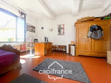 Demeure de caractère au cœur de la Provence: 242 m2 de superficie habitable, TERRASSE PANORAMIQUE. Distribution sur 3 niveaux :charme, authenticité, confort et bien être  sont les maîtres mots.