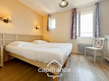 DOMAINE DE PONT ROYAL, maison  de 45 m2 avec vue, élevée d'un étage,  2 vraies chambres, mitoyenne d'un seul côté, piscine privative, emplacement pour véhicule 