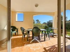 Appartement en rez-de-jardin , 3 chambres , place de parking , exposé Est sur le Domaine et Golf de Pont Royal