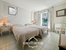 GOLF DE PONT  ROYAL, Villa de plain pied de 127 m² climatisée sur un terrain de 995 m², bordure de fairway, piscine
