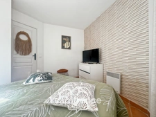 RARE FIND IN THE PONT ROYAL ESTATE, TOP FLOOR APARTMENT OF 63 m2 WITH PANORAMIC VIEWS, 3 BEDROOMS, CORNER TERRACE, AND PARKING SPACE 