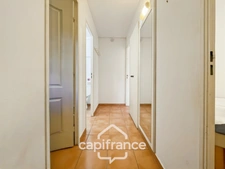 Appartement en rez-de-jardin , 3 chambres , place de parking , exposé Est sur le Domaine et Golf de Pont Royal