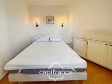 Appartement en rez-de-jardin , 3 chambres , place de parking , exposé Est sur le Domaine et Golf de Pont Royal