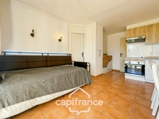 Appartement en rez-de-jardin , 3 chambres , place de parking , exposé Est sur le Domaine et Golf de Pont Royal