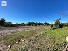 Alleins, maison de plain pied de  83m2 environ établie en zone agricole sur une parcelle de 3033 m2 avec garage attenant 