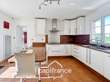 Maison individuelle et familiale de 165 m2, 7 pièces, située à  ALLEINS proche Salon de Provence établie sur un terrain de 945m² avec  piscine et dépendances