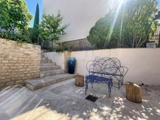 VILLA  AU COEUR DU DOMAINE de PONT ROYAL de 141 m2 avec dépendance, un espace extérieur de 664 m2,piscine, jardin paysager et  naturel, pièce supplémentaire de 24 m2 , places de stationnement , 