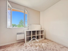 Maison individuelle et familiale de 165 m2, 7 pièces, située à  ALLEINS proche Salon de Provence établie sur un terrain de 945m² avec  piscine et dépendances