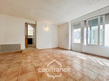 Investissement sur Charleval maison en plein coeur du village R+1avec terrasse tropézienne, garage, plusieurs entrées indépendantes, étage à finir